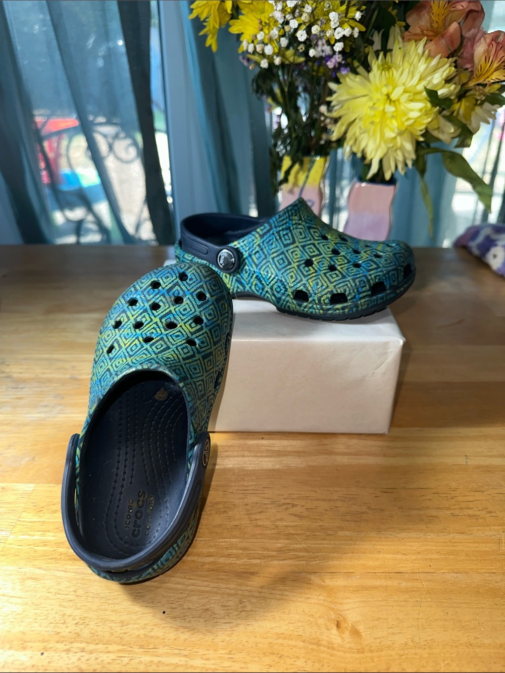 🤩CROCS Kids Geometric Print Clogs in Teal and Black. 🎁2